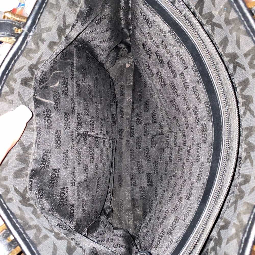 Woman’s Michael Kors black signature handbag - Picture 6 of 8